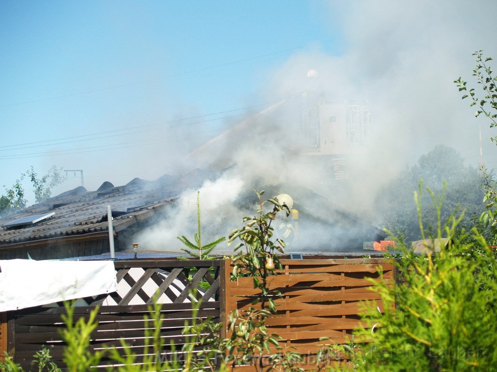 Gartenlaube in Vollbrand Koeln Poll Im Gremberger Waeldchen P195.JPG